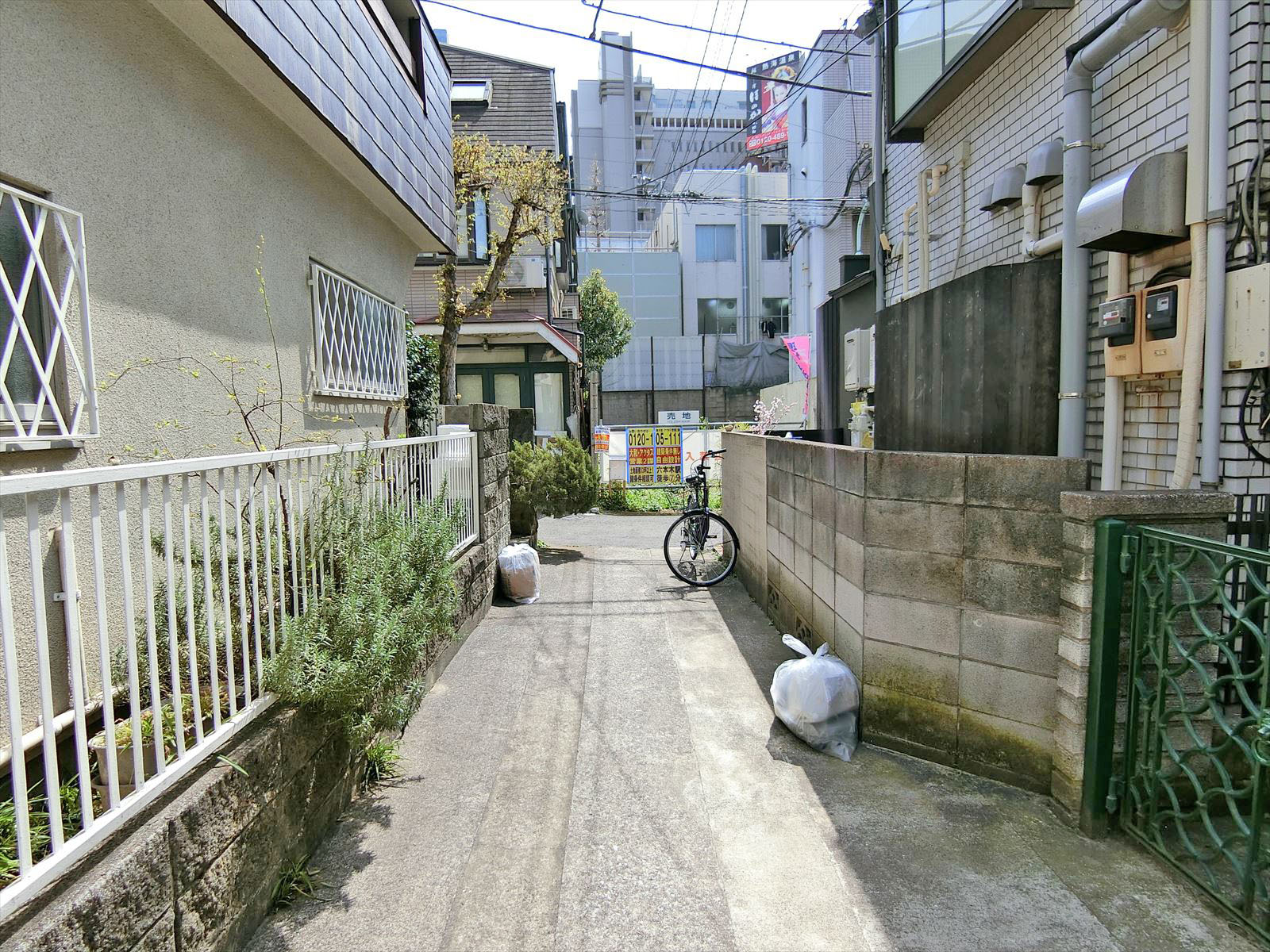 西麻布コア前面の通り