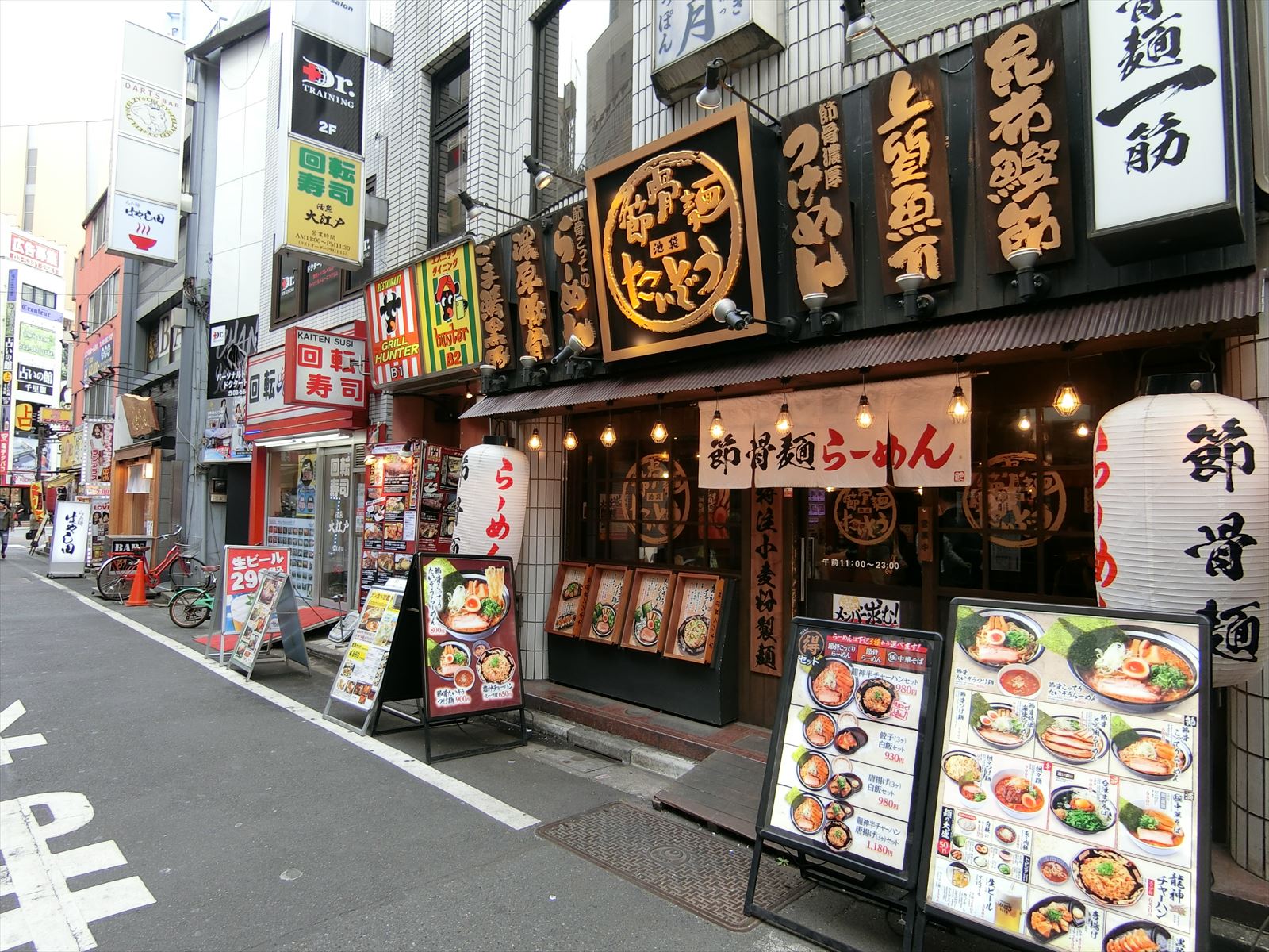 付近には飲食店が充実