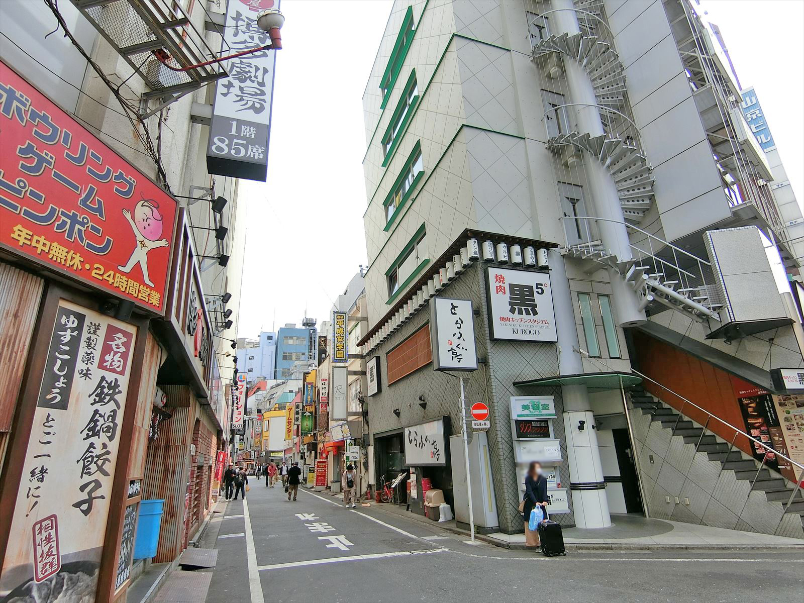周辺は店舗が多いエリア