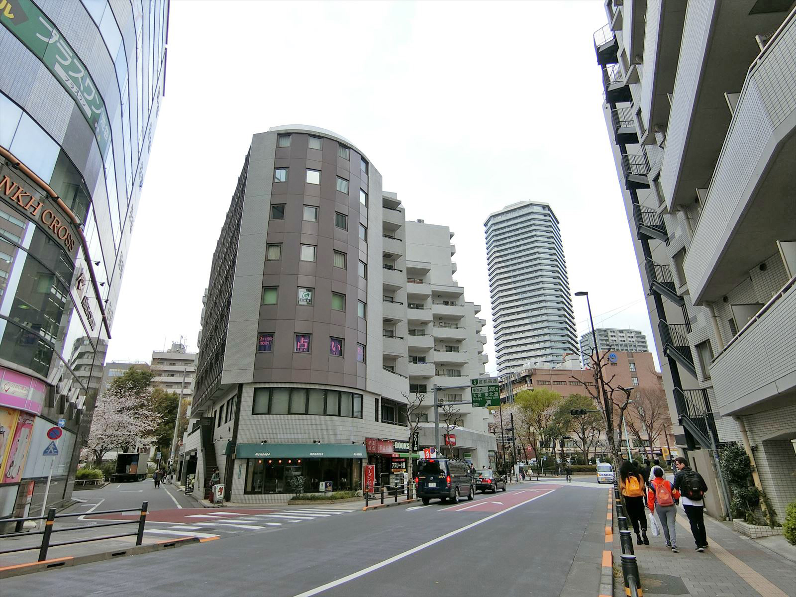 周辺はオフィスや店舗が多いエリア