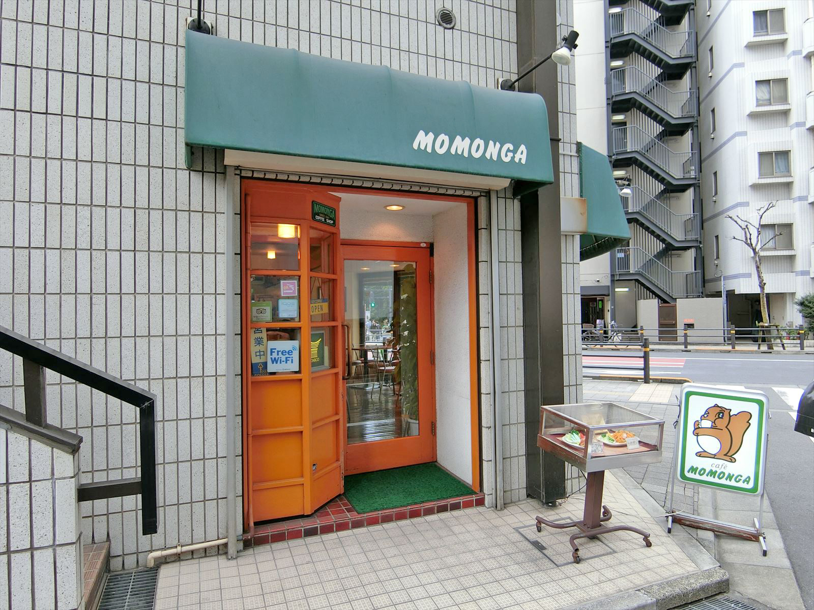 隣のカフェ「モモンガ」