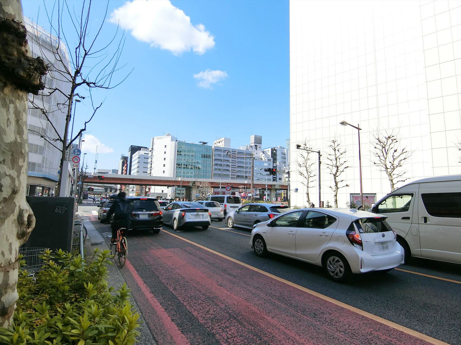 井門岩本町ビル前面の靖国通り