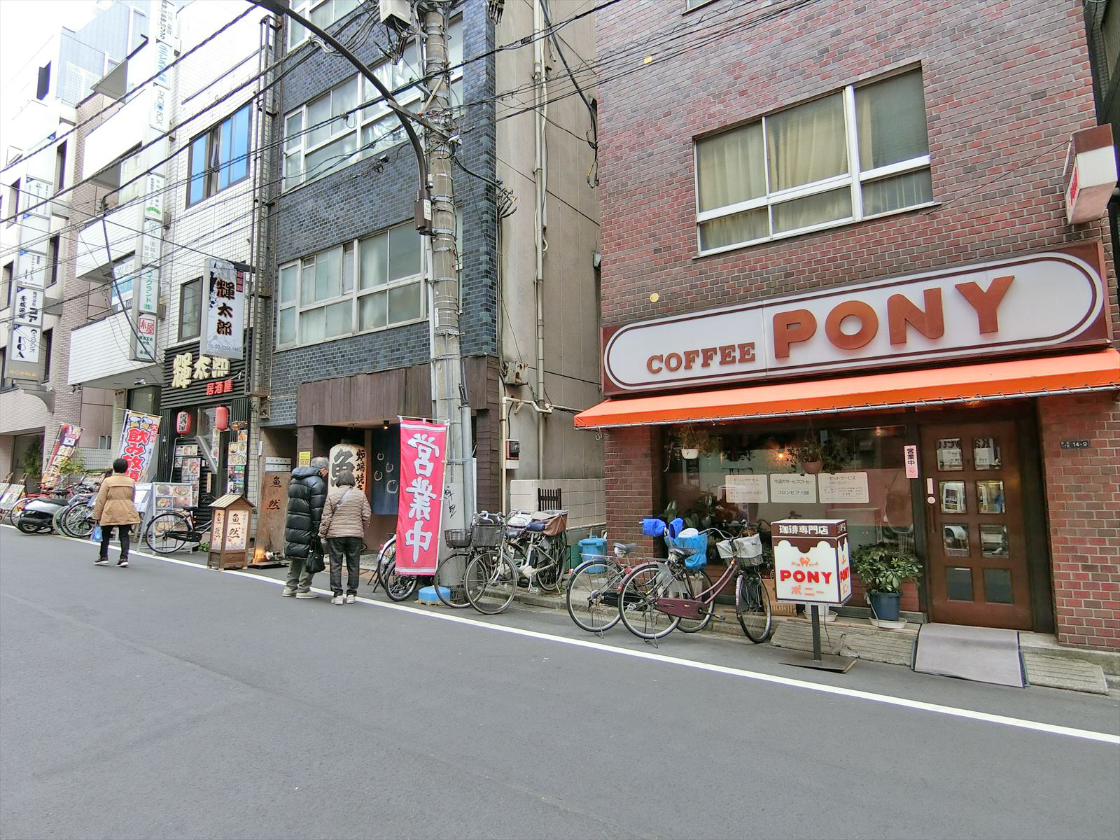 付近には飲食店が充実