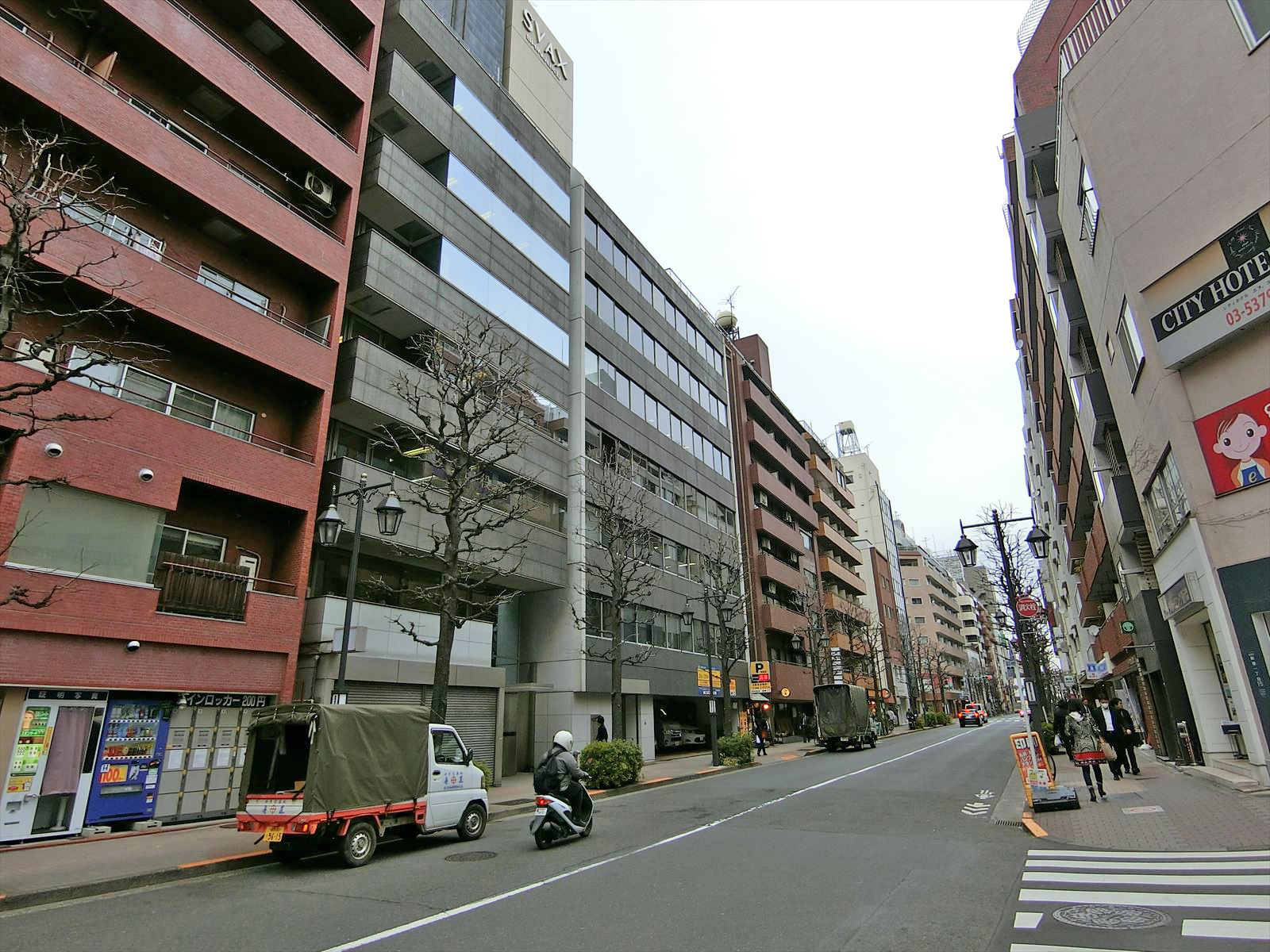 周辺はオフィスや店舗が多いエリア