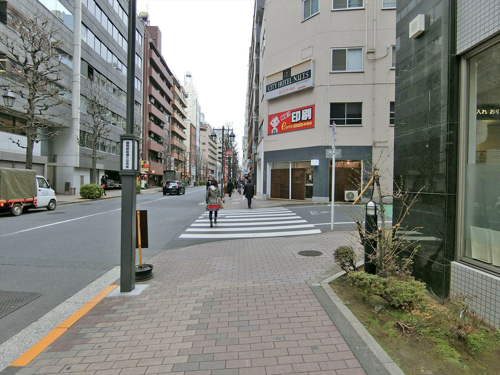 御苑ビル前面の通り