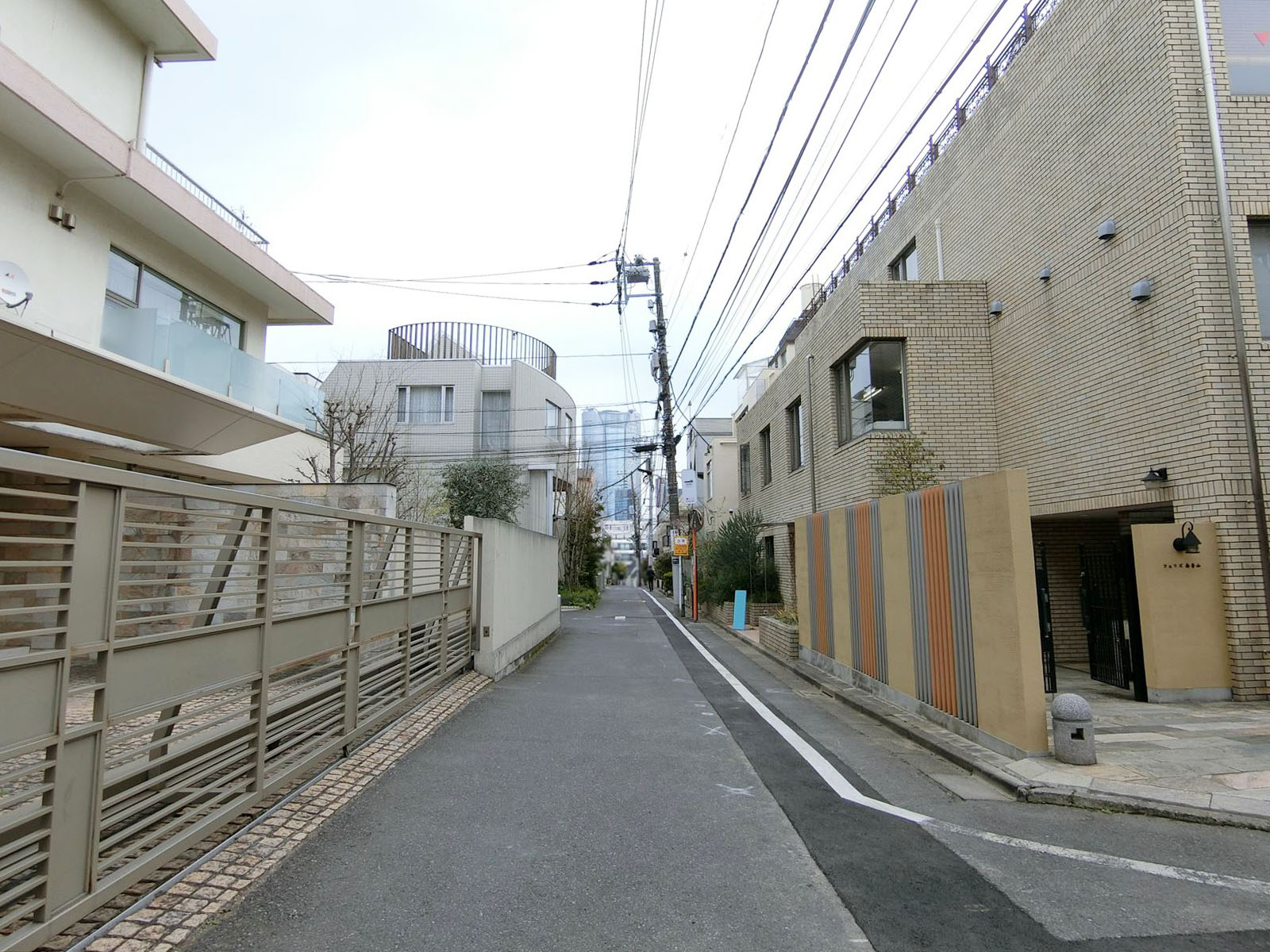 フェリズ南青山前面の通り
