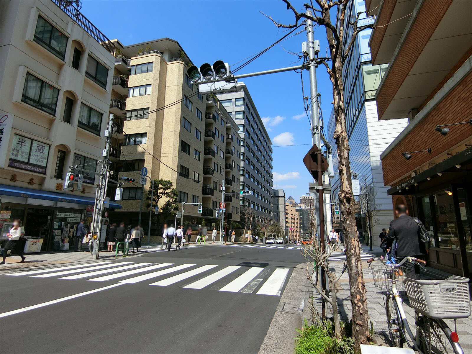 オフィス前面の半蔵門駅前通り