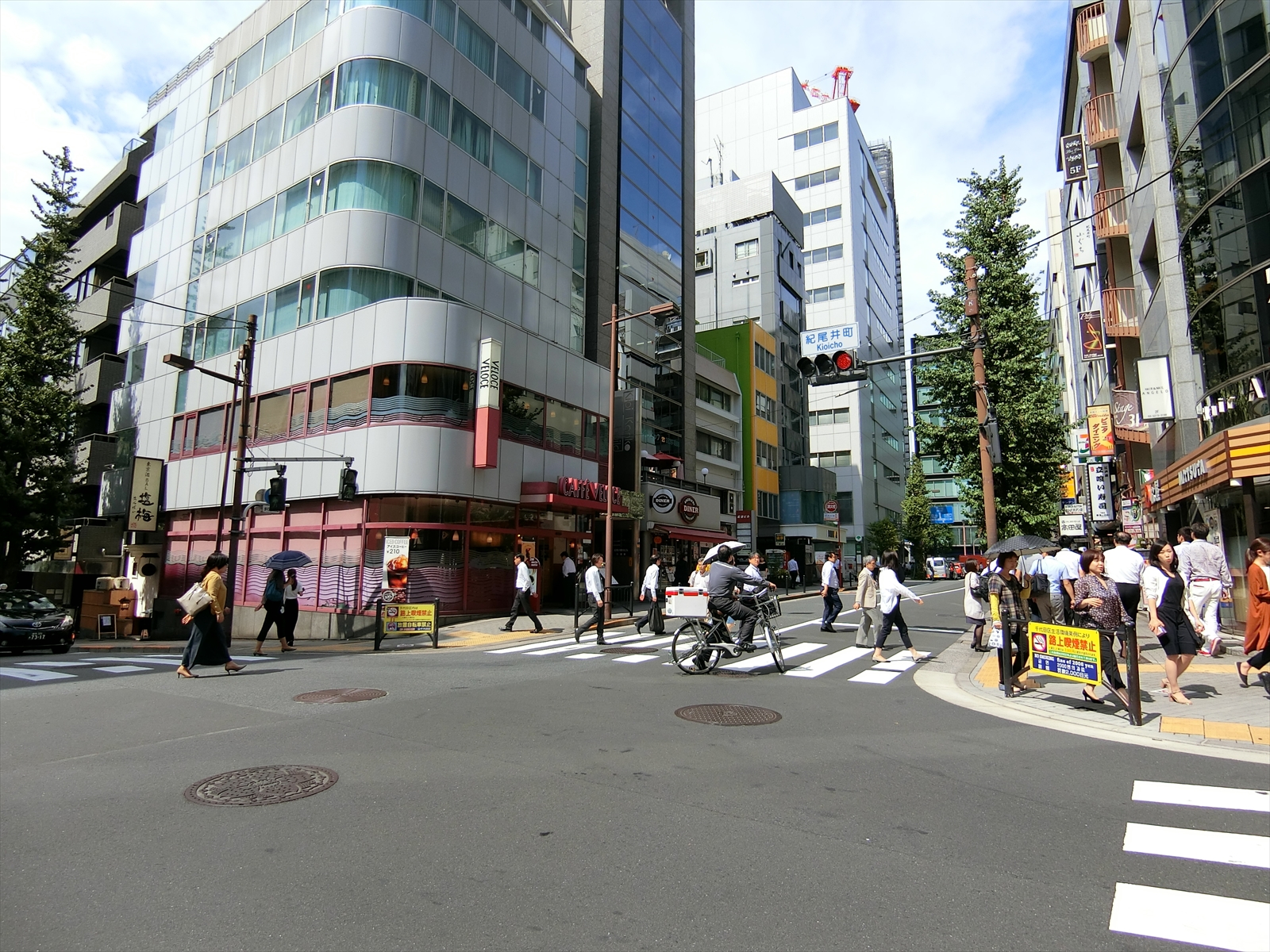 周辺は飲食店の多いエリア