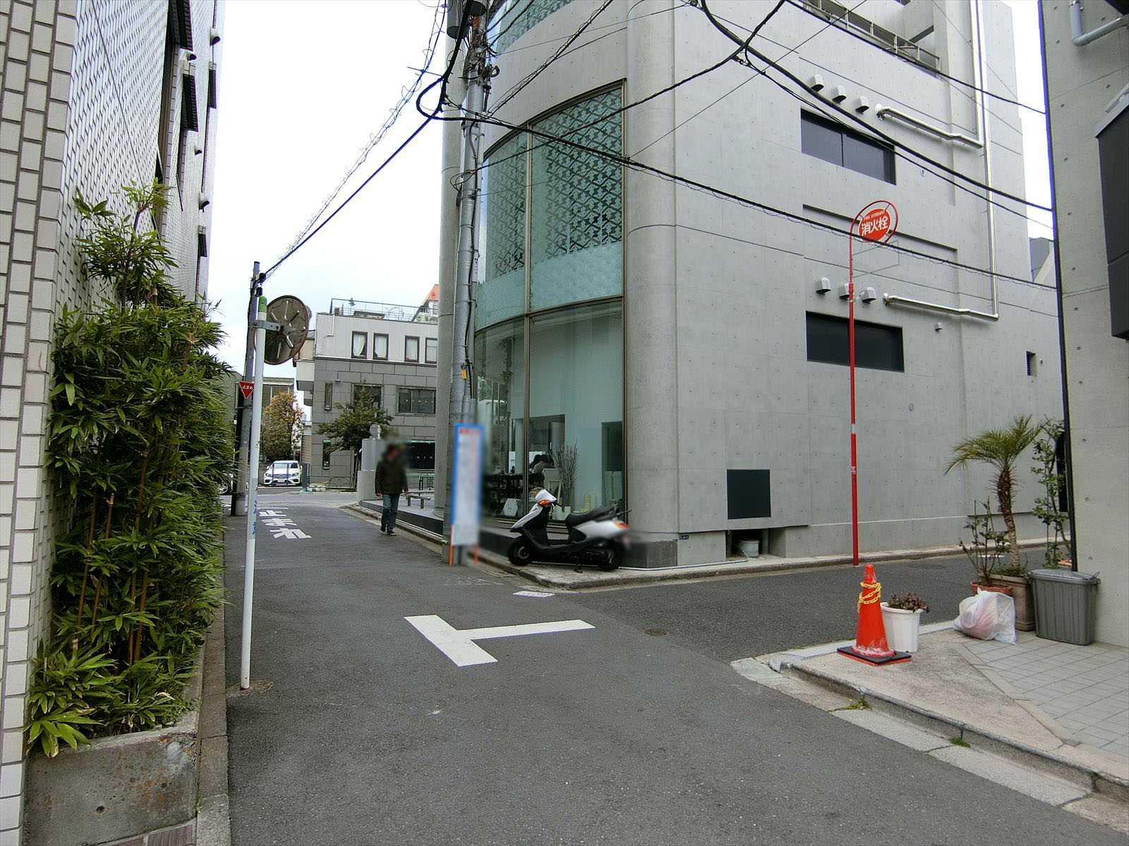 FAVEURMINAMIAOYAMA前面の通り
