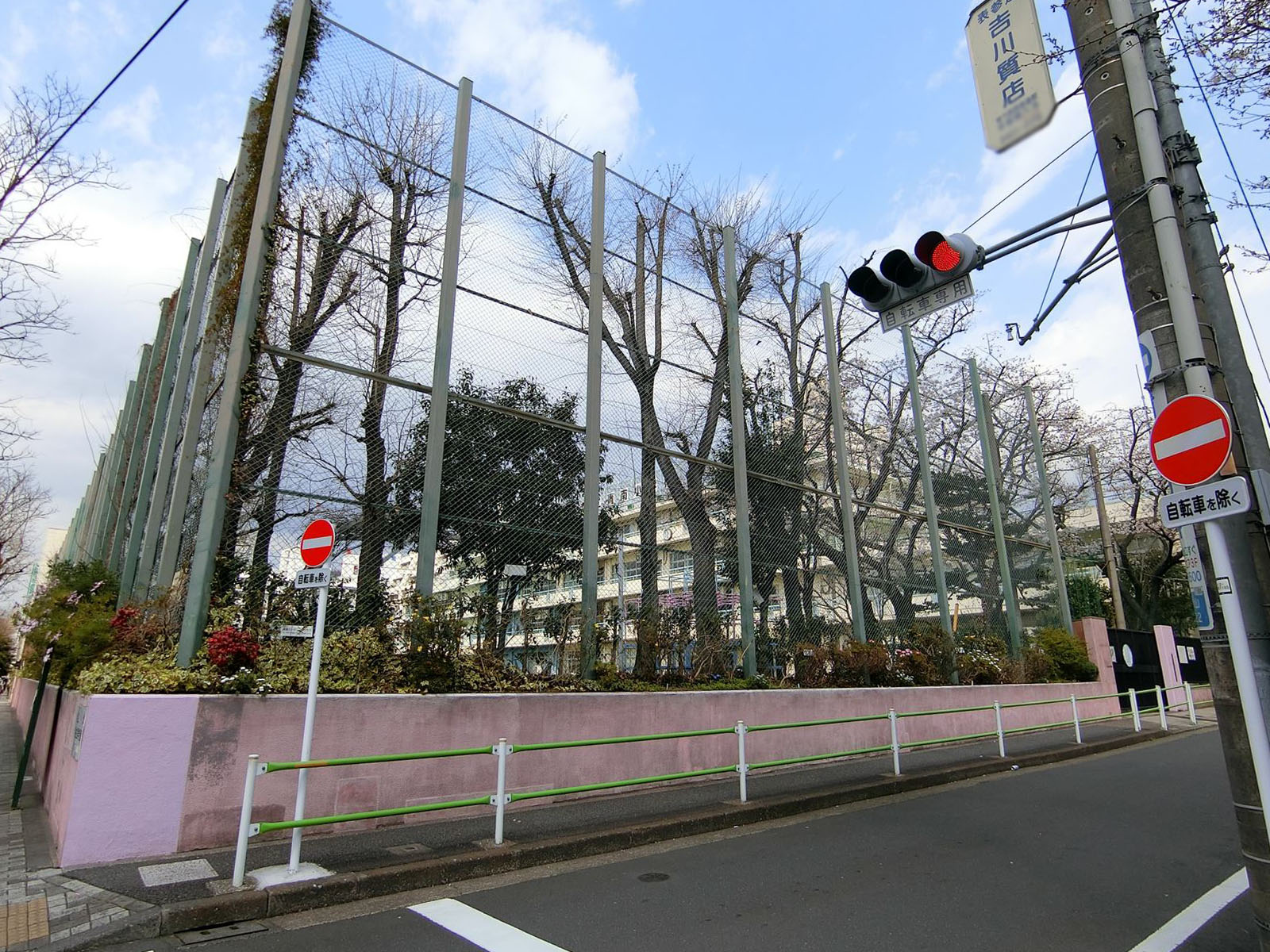 至近の青南小学校