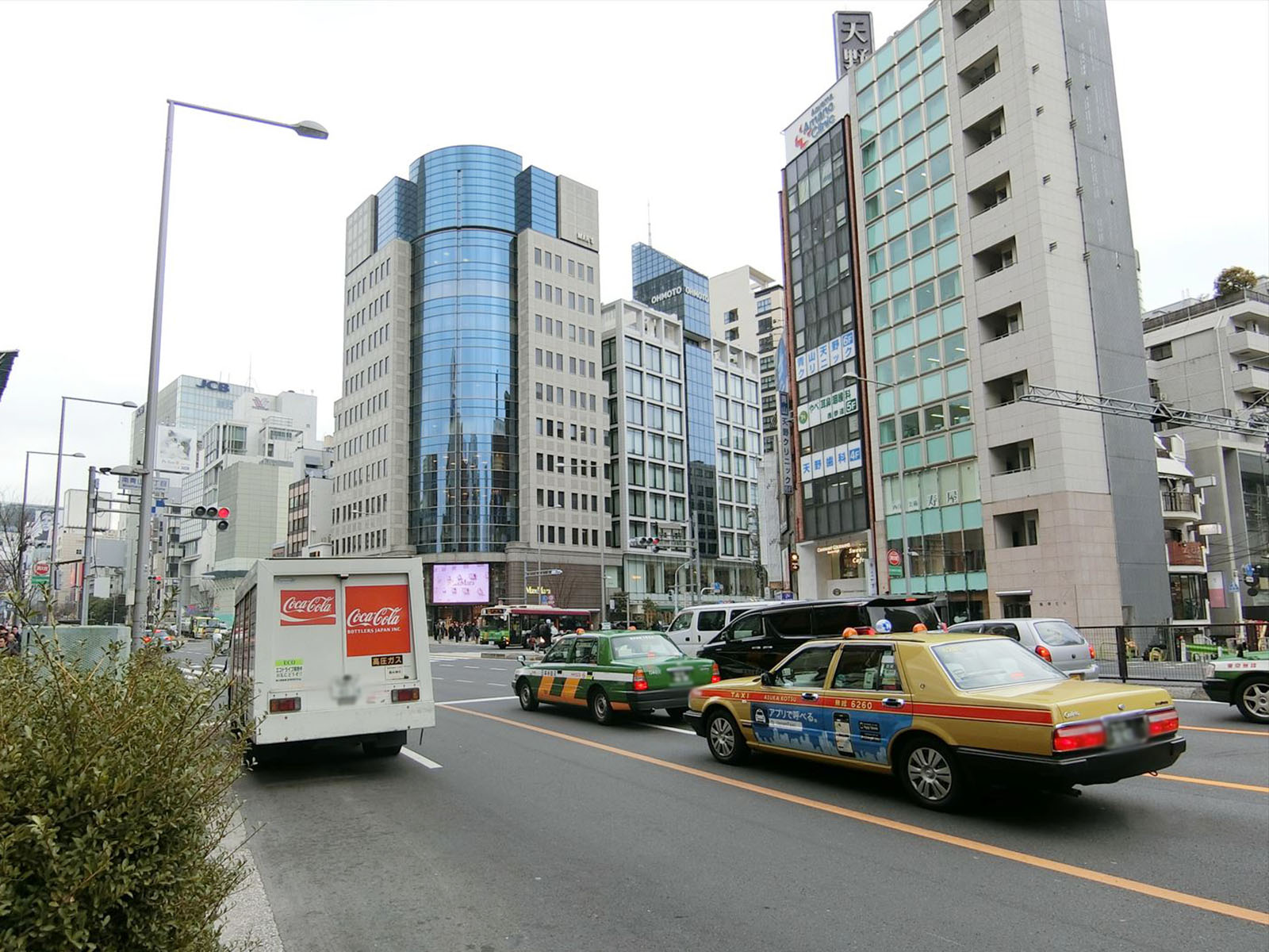 表参道駅前店舗ビル前面の通り