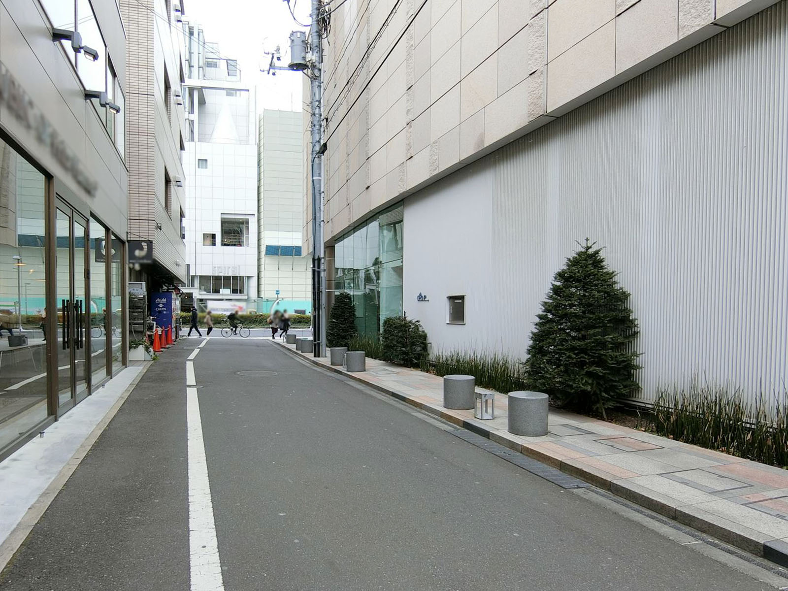青山土田ブロスビル前面の通り
