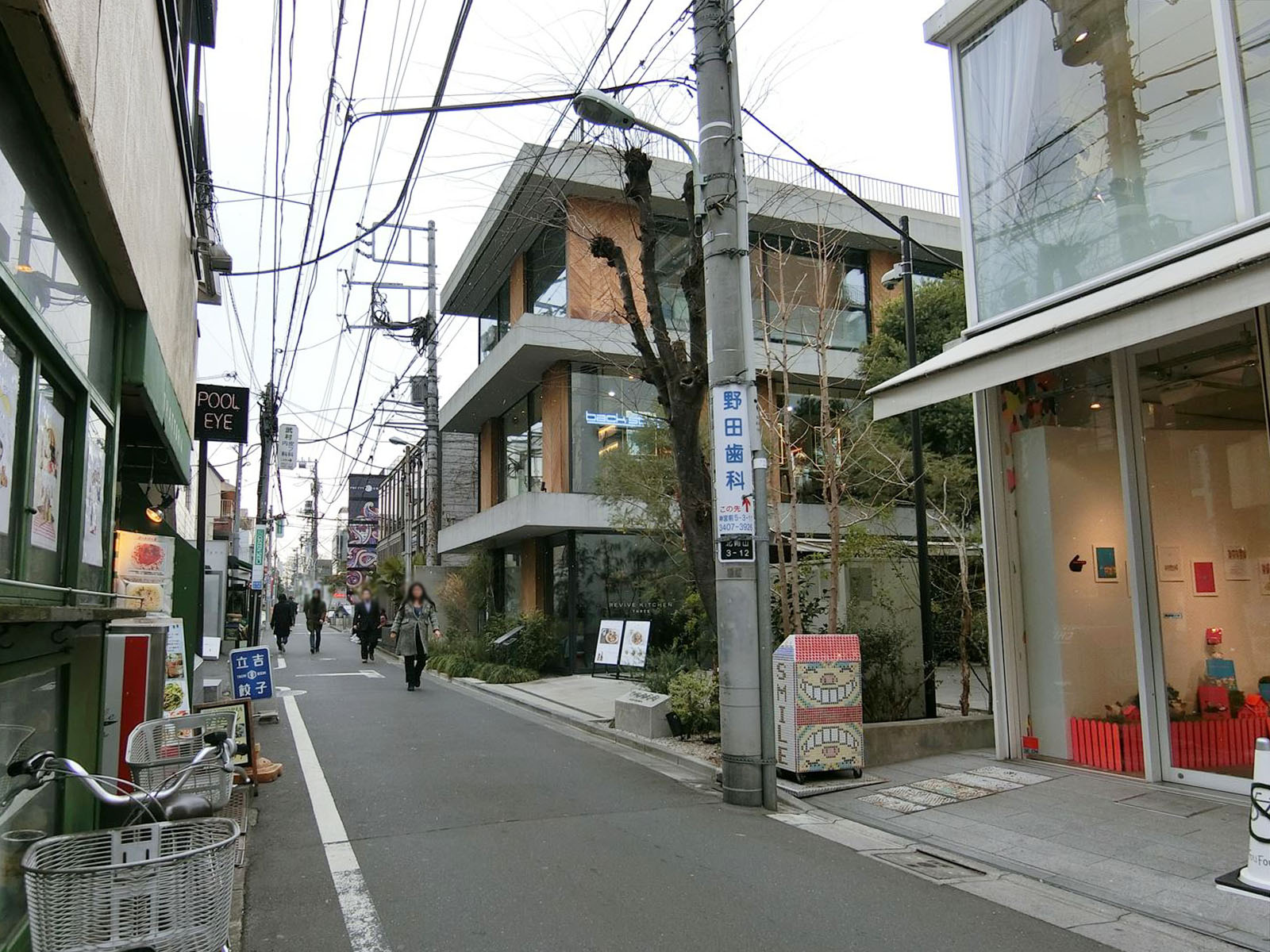 青山エンジョウビル前面の通り