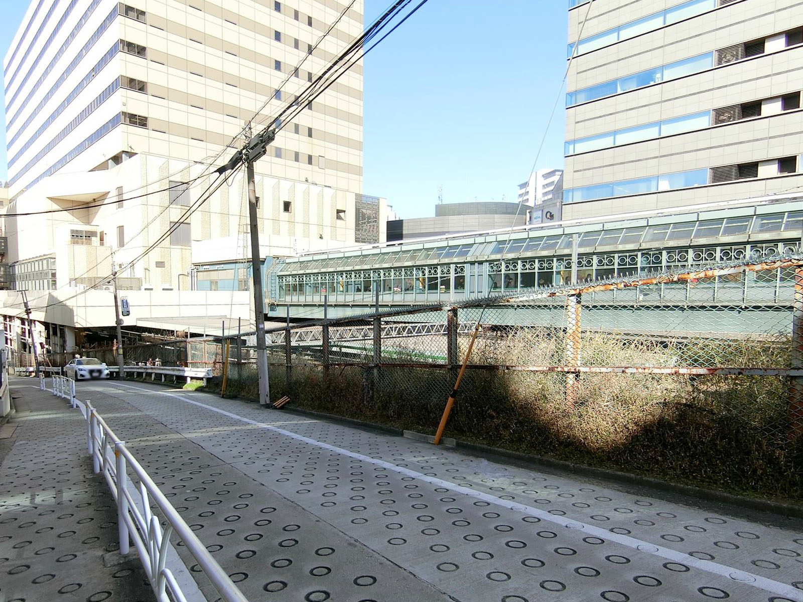 すぐ近くに山手線が通る