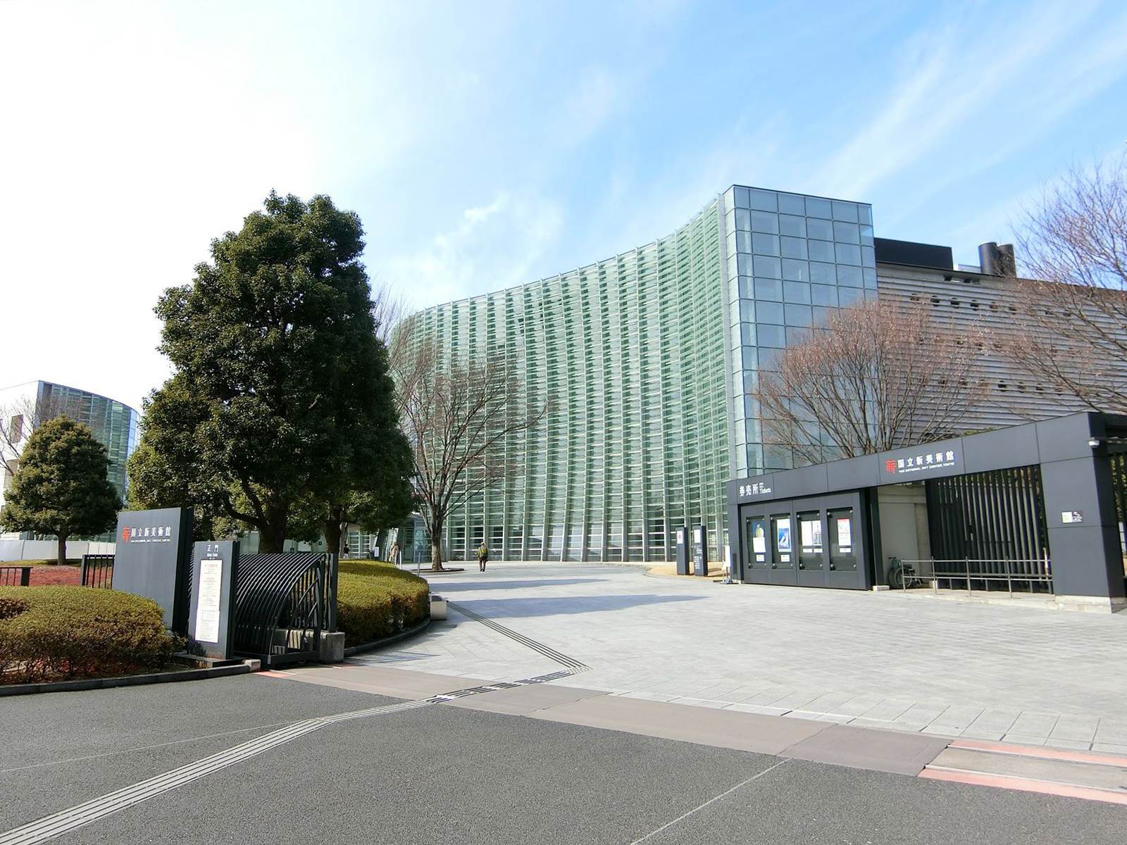 至近の国立新美術館