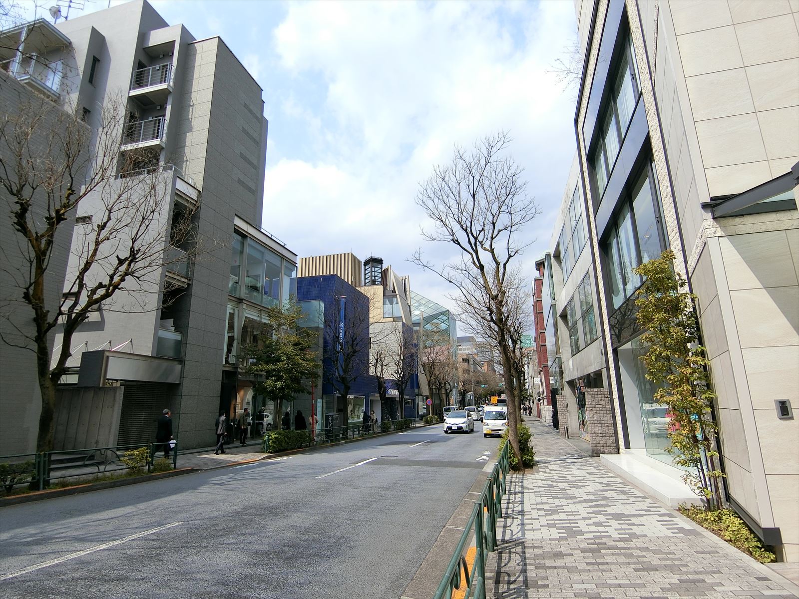 RUELLE青山前面の通り
