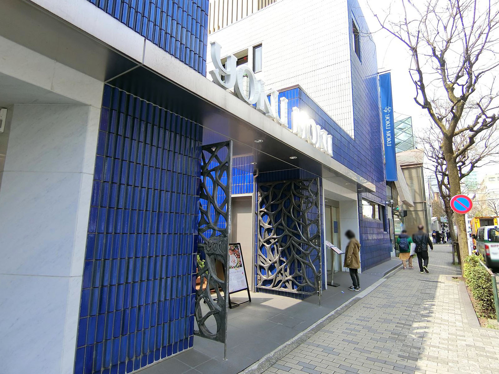 ビル前の菓子店
