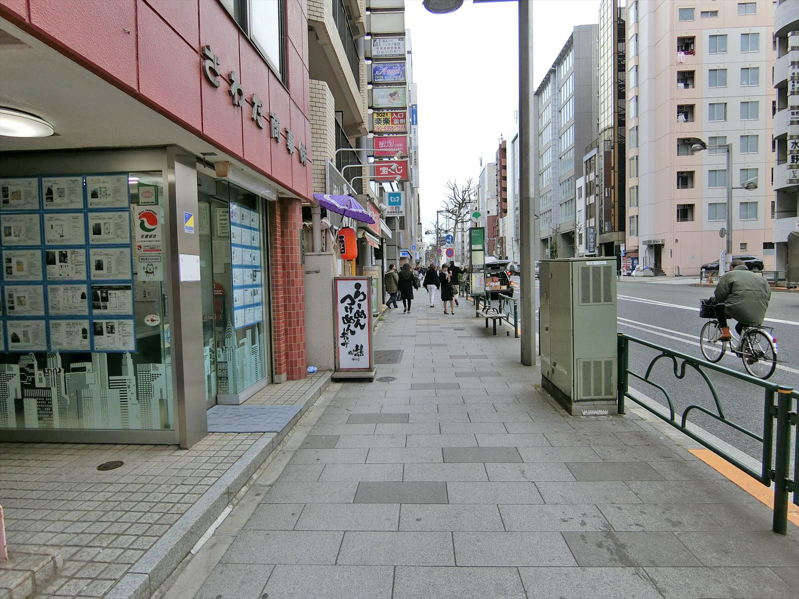 グランドメゾン新宿御苑前面の通り