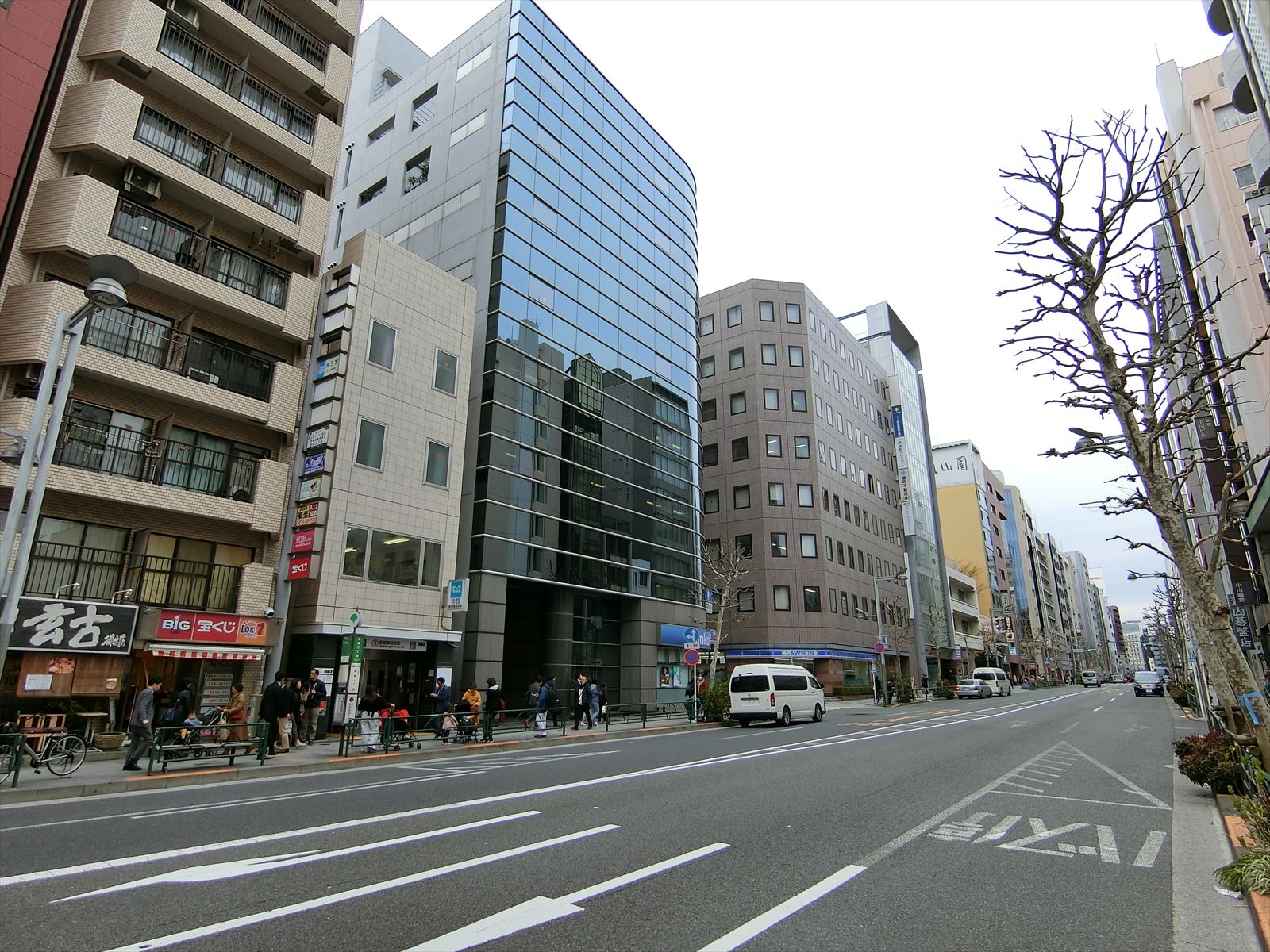 新宿通り沿いに立地