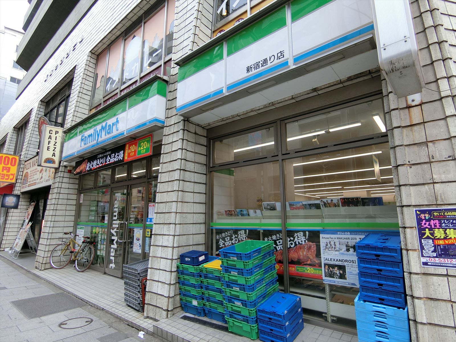 徒歩1分のファミリーマート新宿通り店