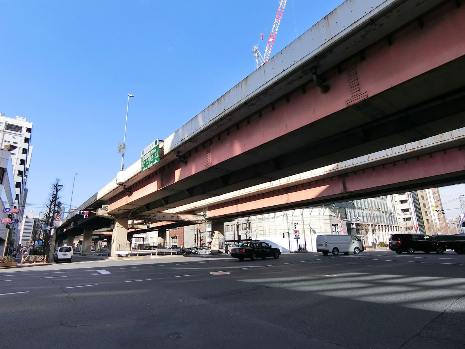 近くの首都高速1号上野線