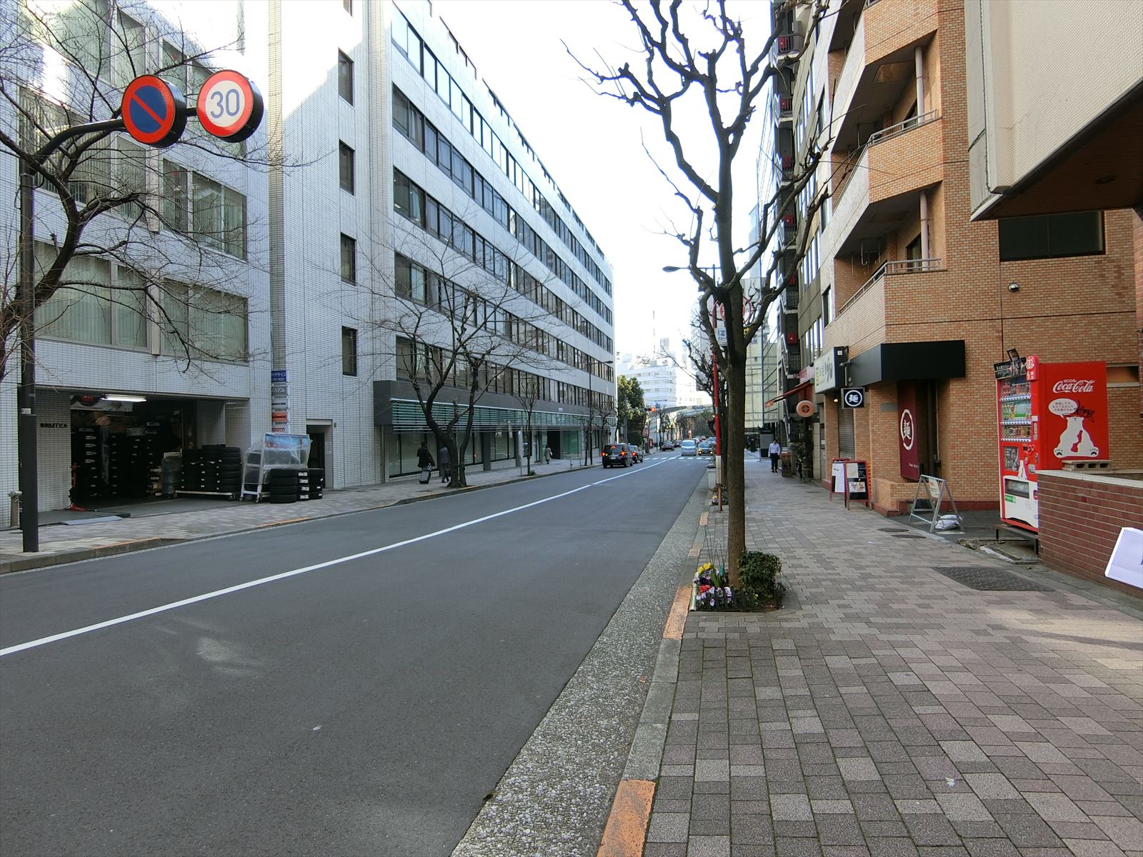 近くの半蔵門駅通り