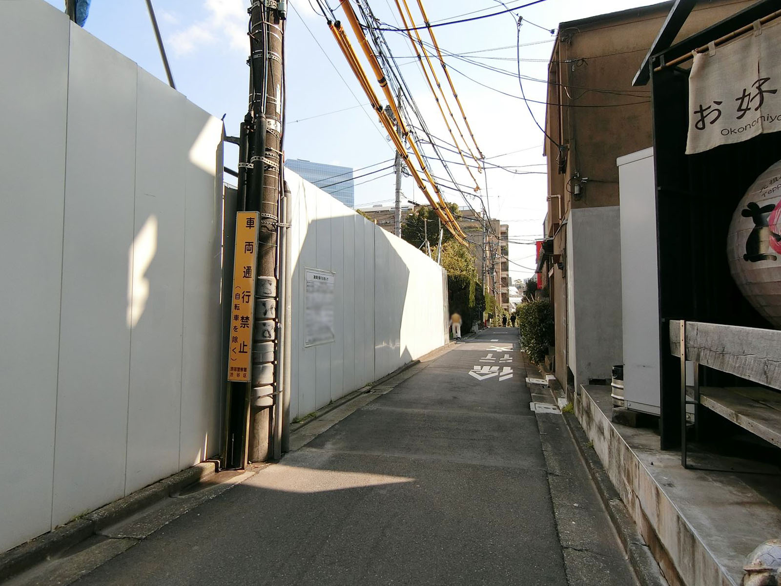 オークラビル前面の通り
