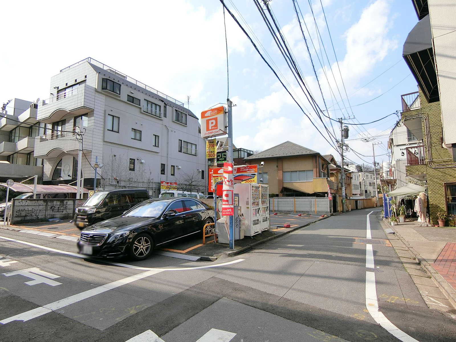 周辺は静かな通り