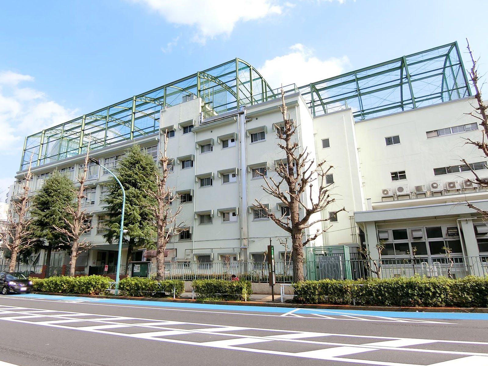 至近の渋谷区立原宿外苑中学校