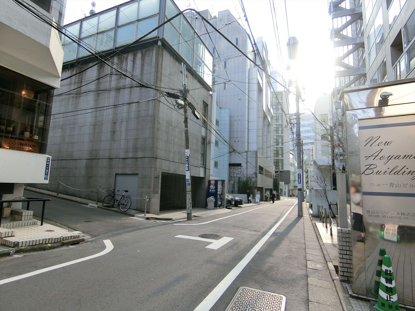 ニュー青山ビル前面の通り