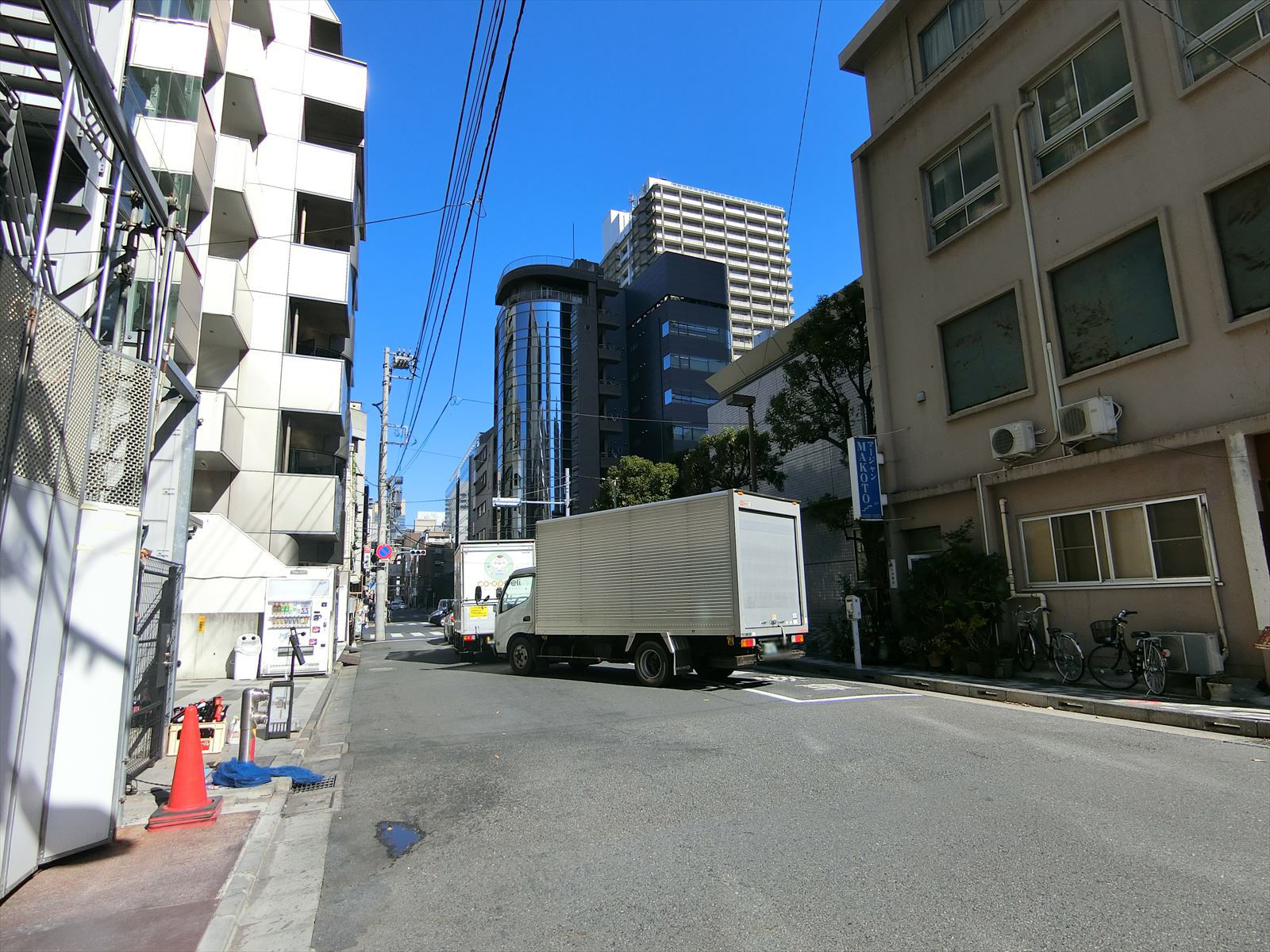 榎本一輝ビル前面の通り