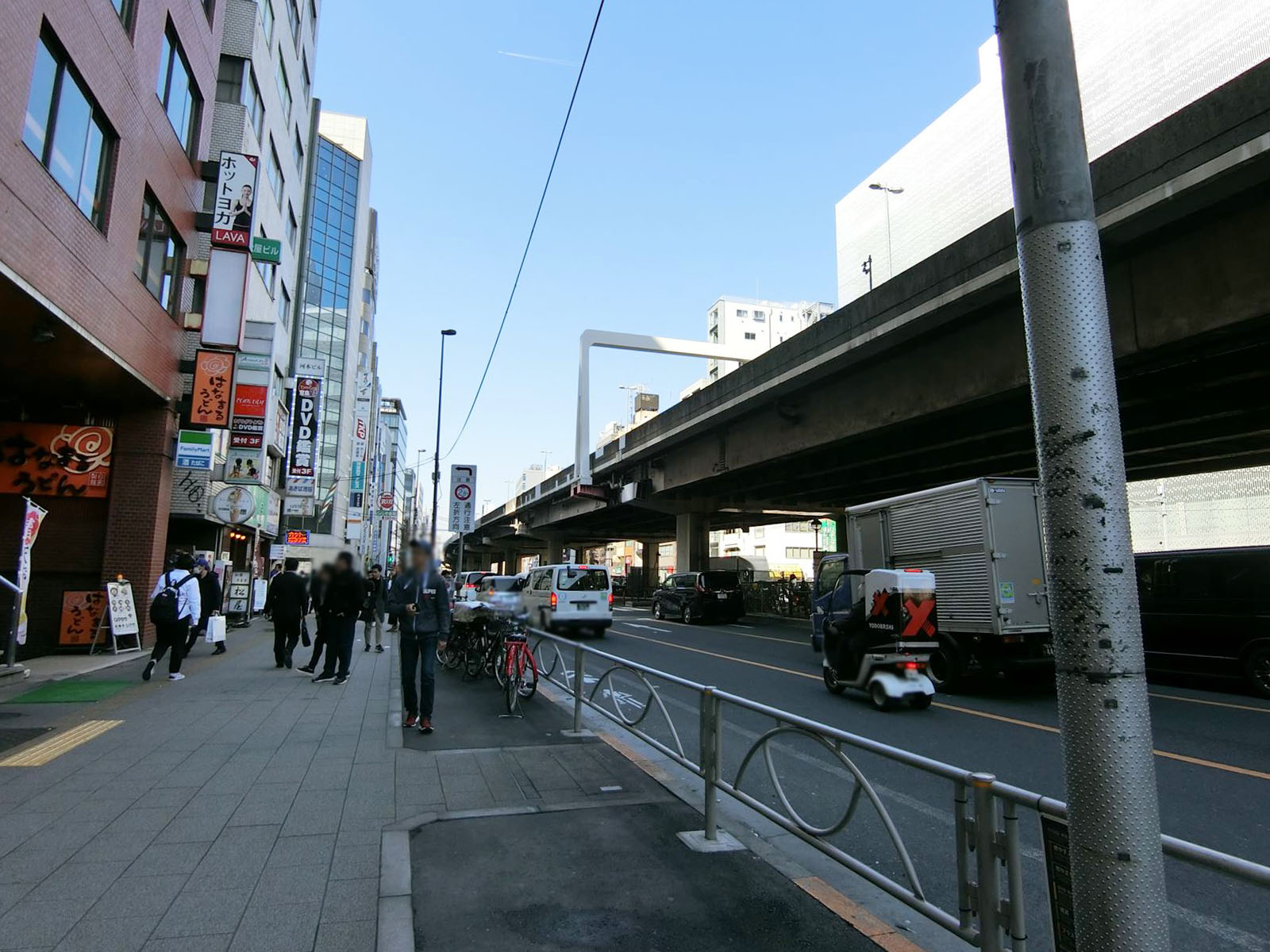 秋葉原ファーストビル前面の昭和通り