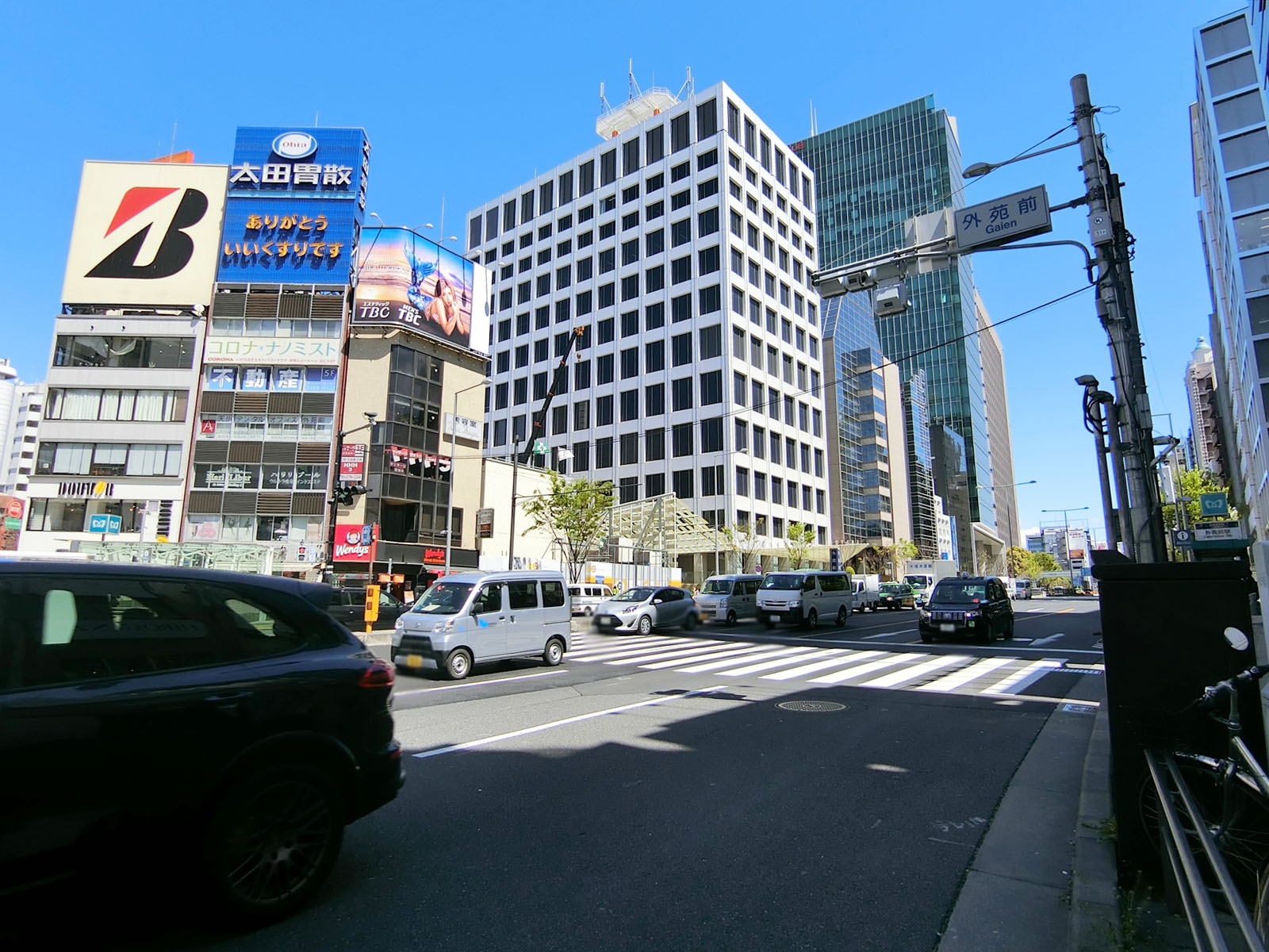 プレス青山ビル前面の青山通り
