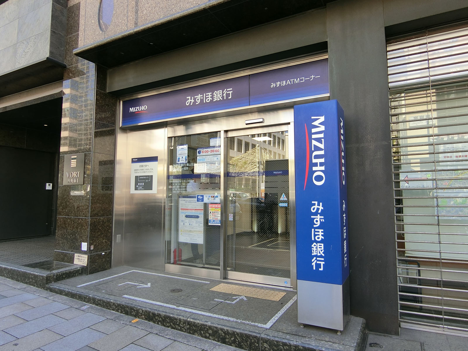 付近のみずほ銀行青山通りATM