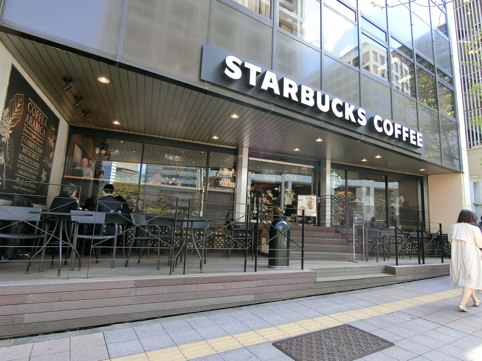 隣にあるスターバックスコーヒー