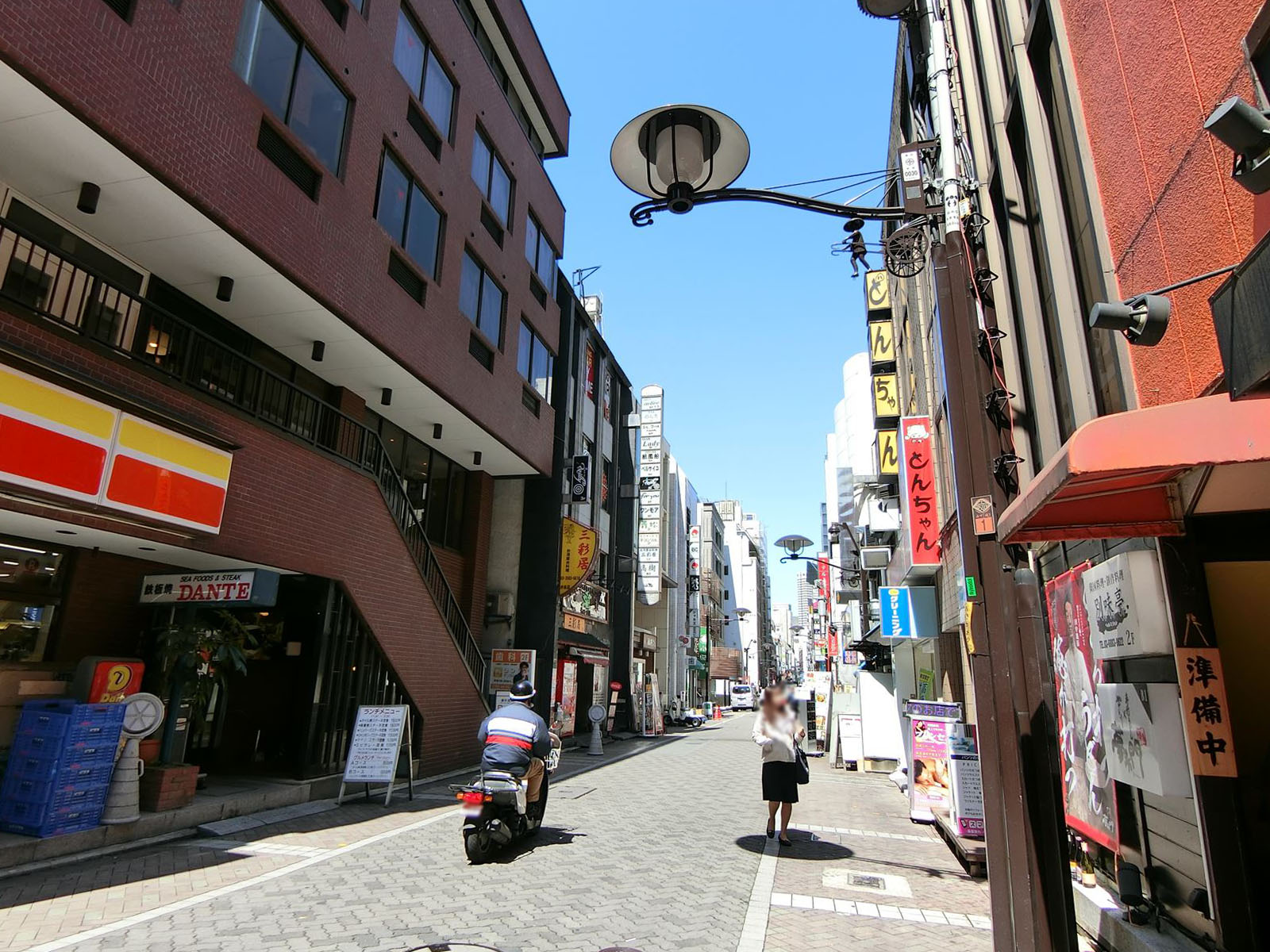 赤坂グリーンランドビル前面の通り