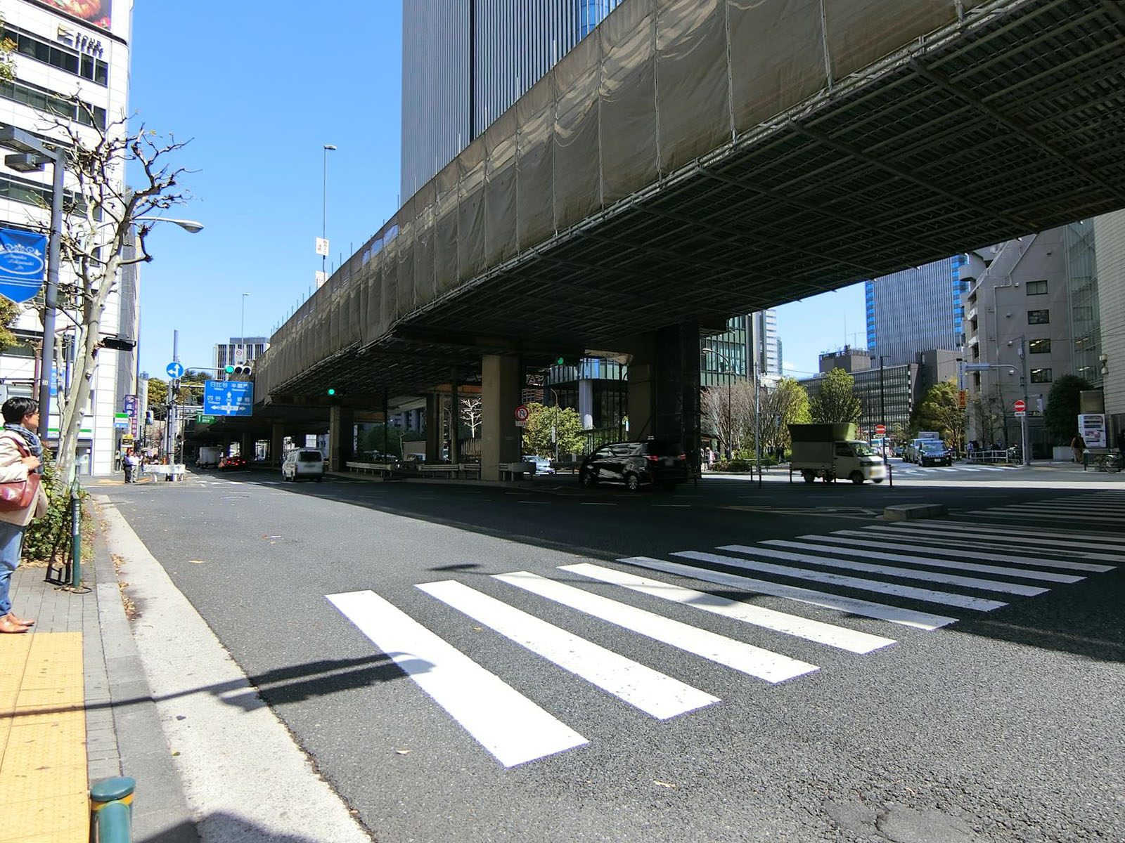 近くの六本木通り