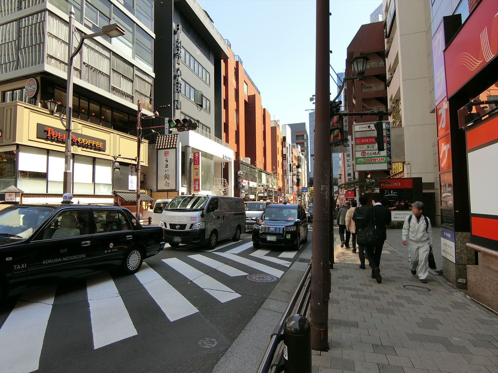 赤坂山王会館前面の赤坂通り