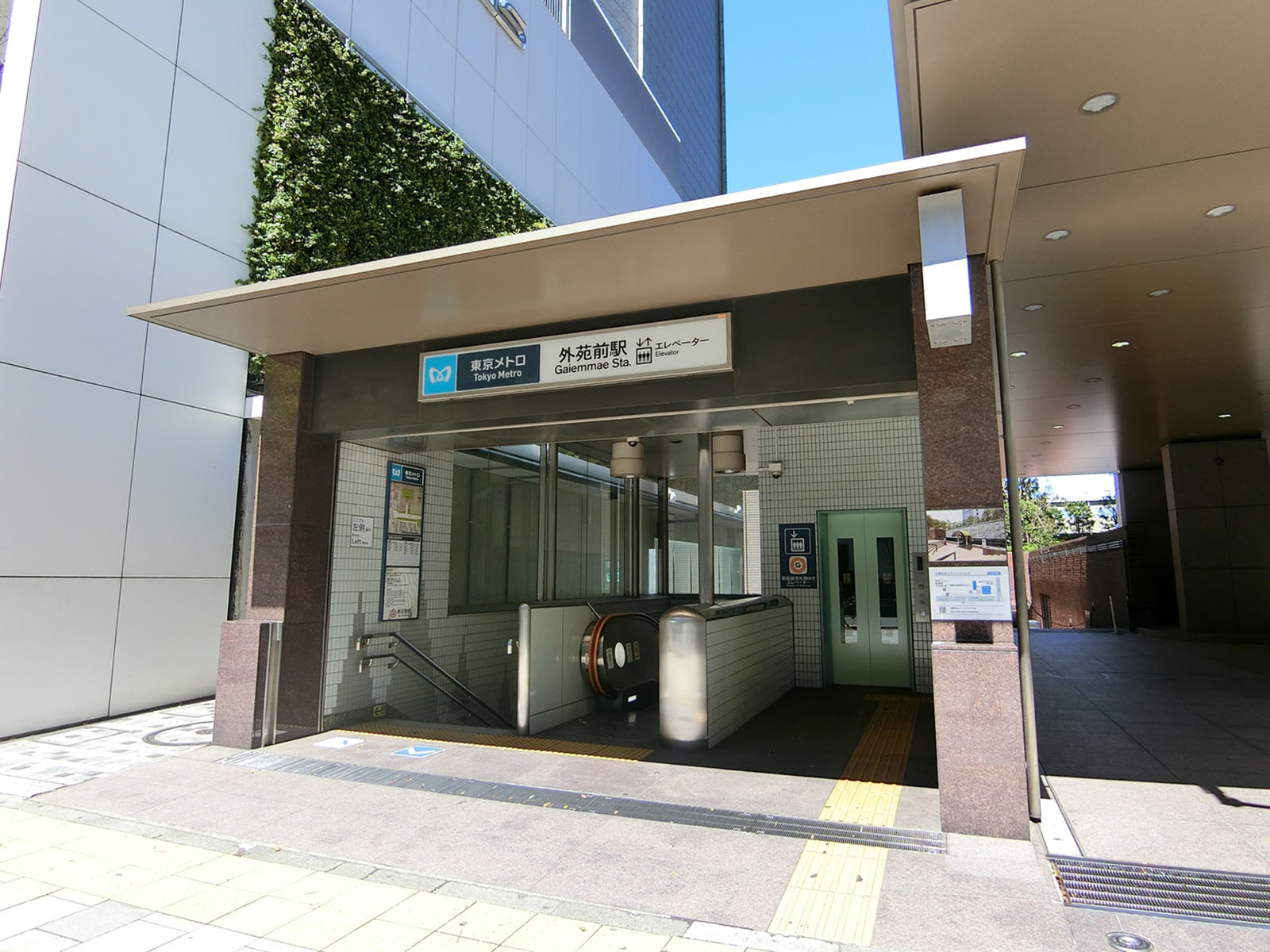 最寄りの「外苑前駅」