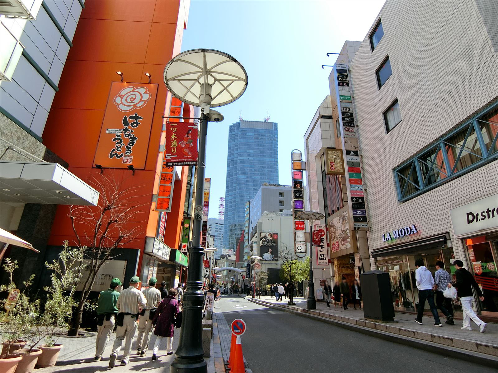 近くに飲食店の豊富な一ツ木通り