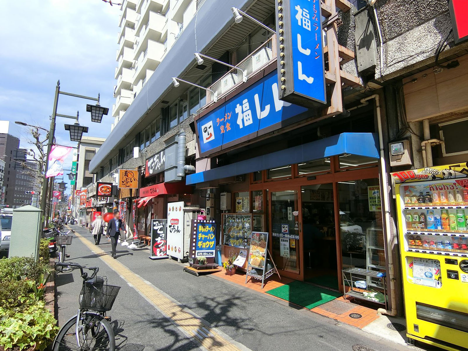 周辺には飲食店が豊富