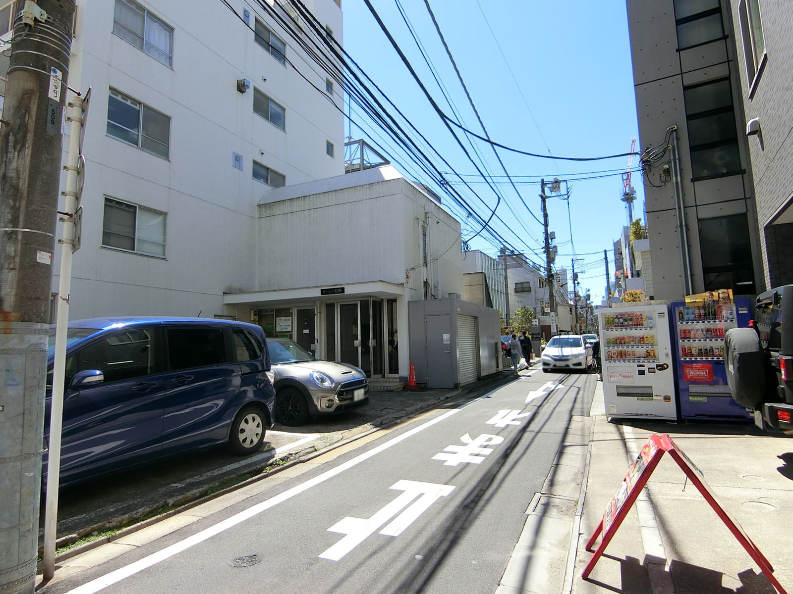スカイカラー南青山ビル前面の通り