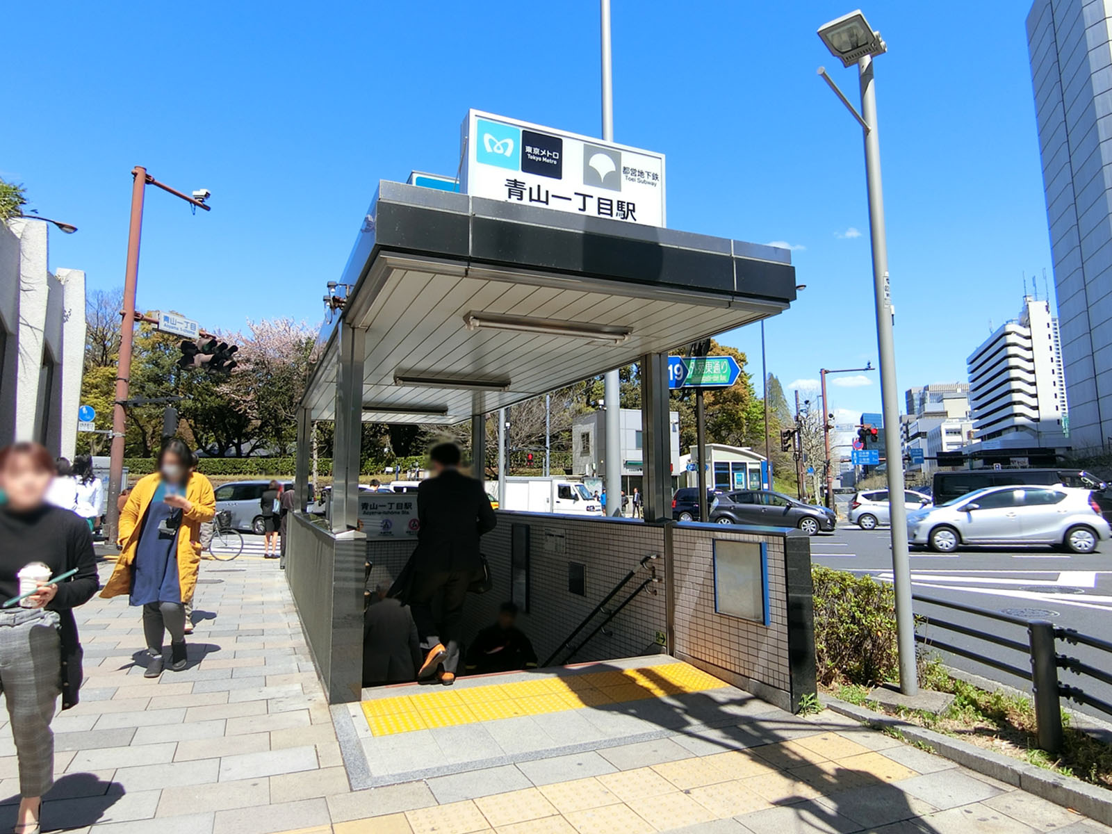 最寄りの「青山一丁目駅」