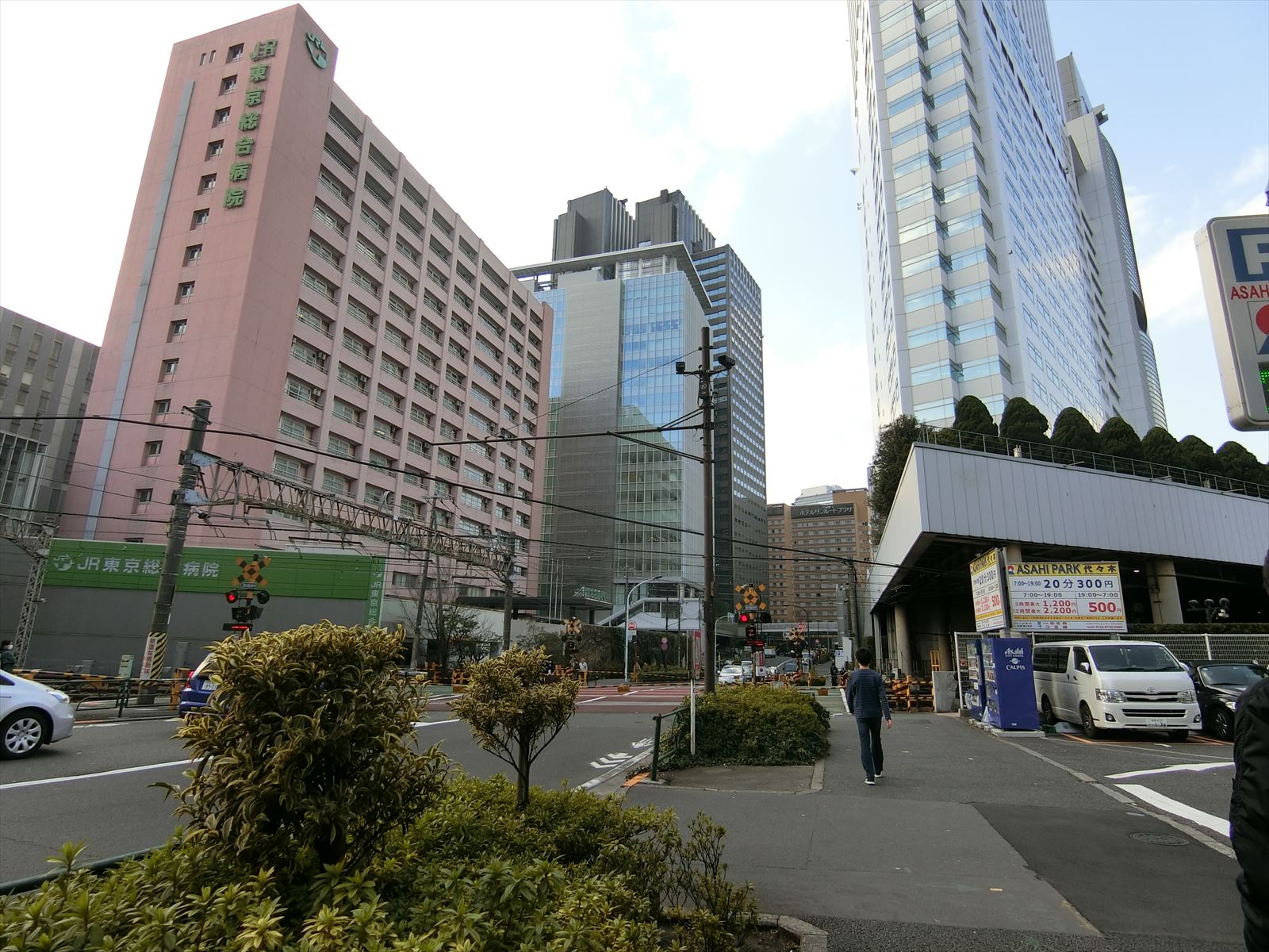 東興本社ビル前面の通り