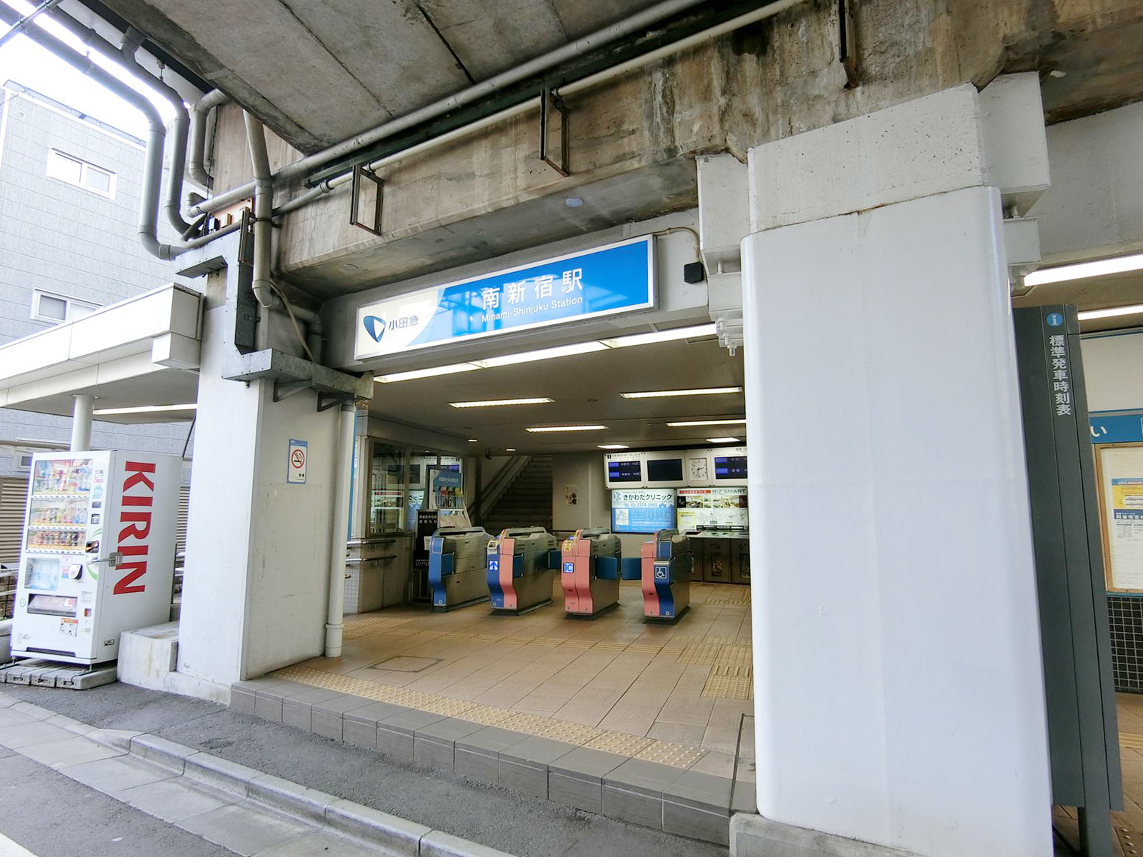 最寄りの「南新宿駅」