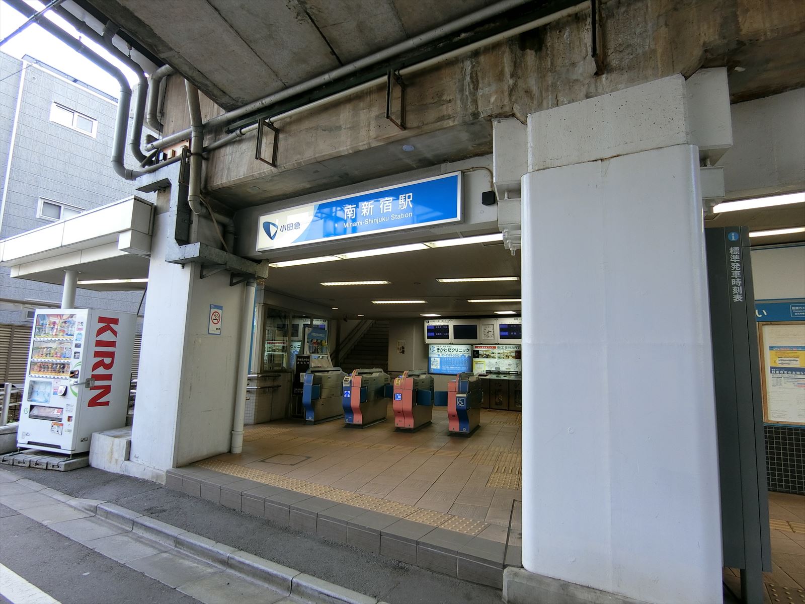 最寄りの「南新宿駅」