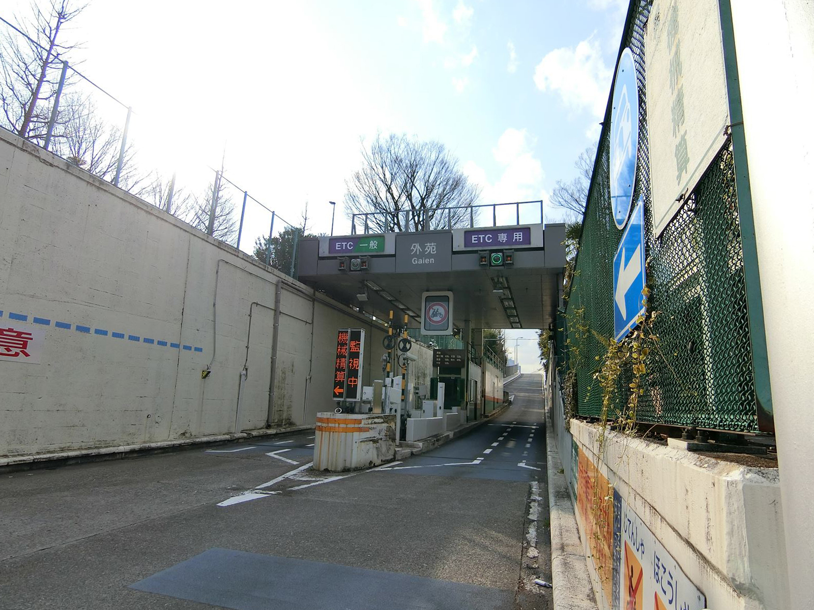 近くの首都高速4号新宿線