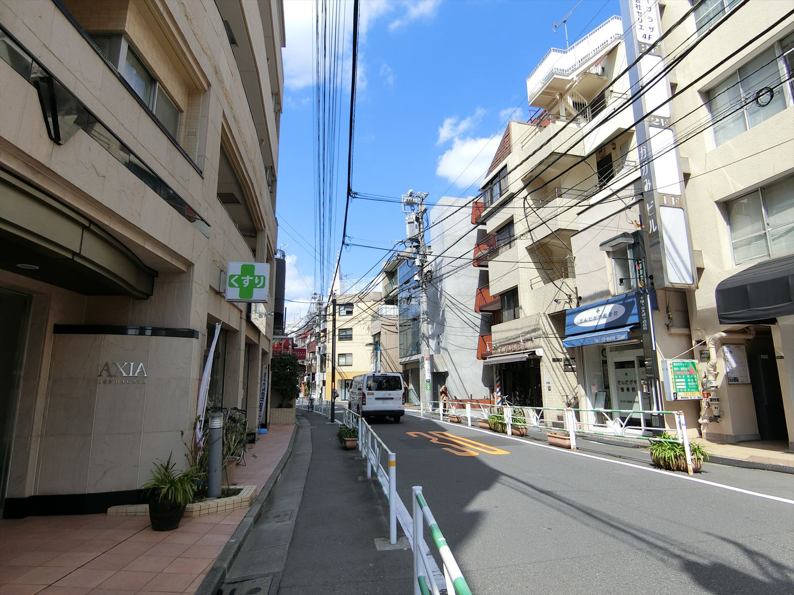 かがみビル前面の通り