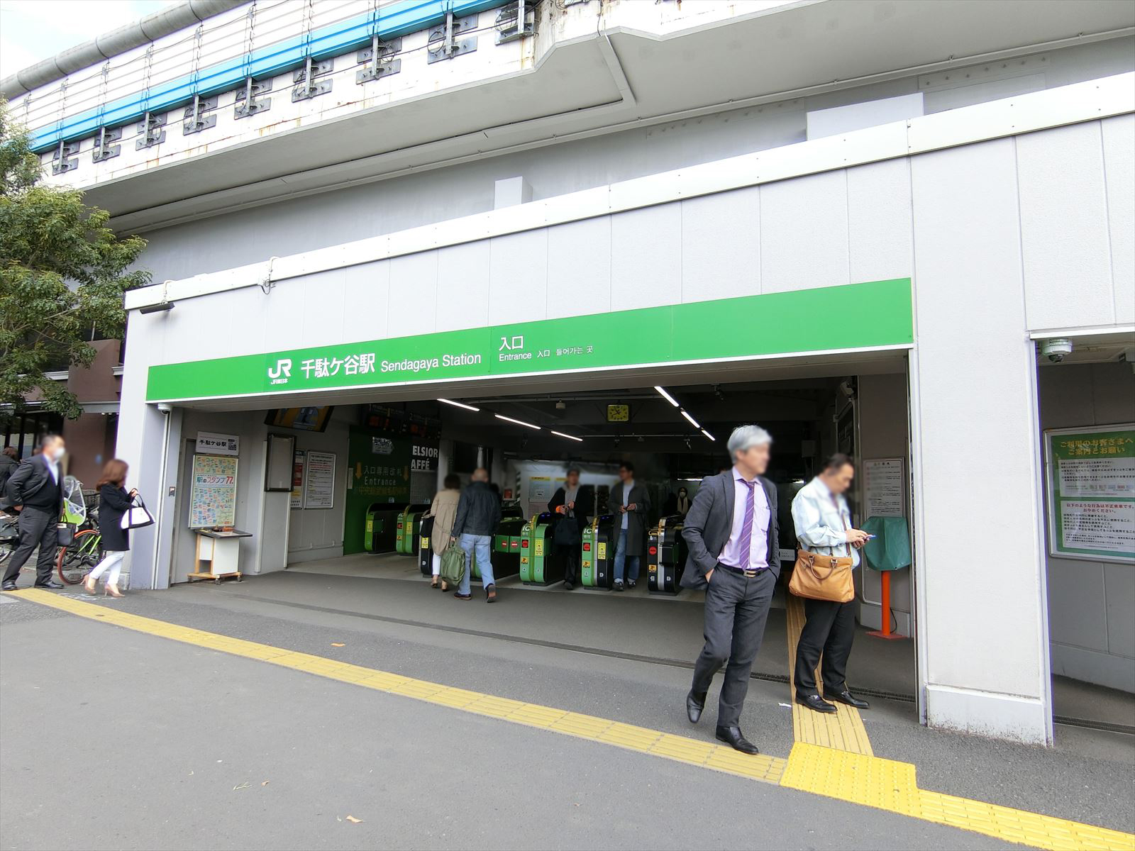 最寄りの「千駄ヶ谷駅」