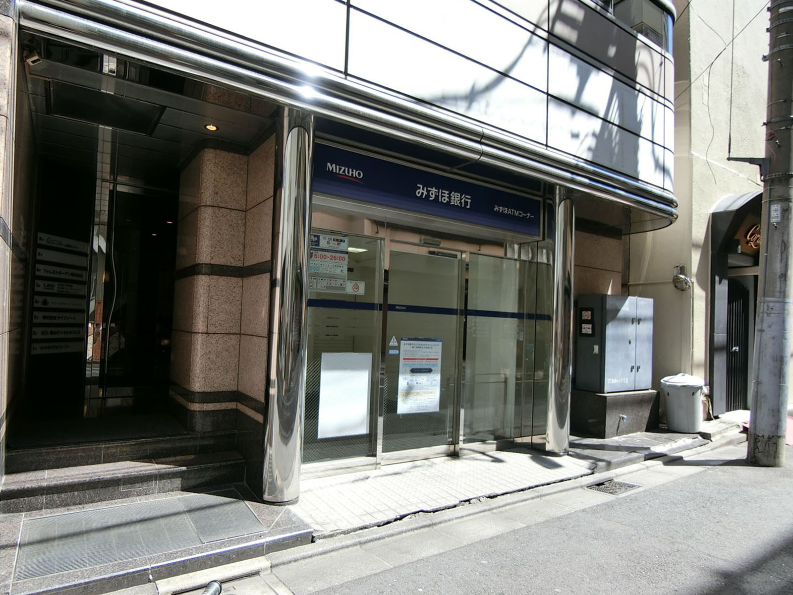 隣のみずほ銀行ATMコーナー